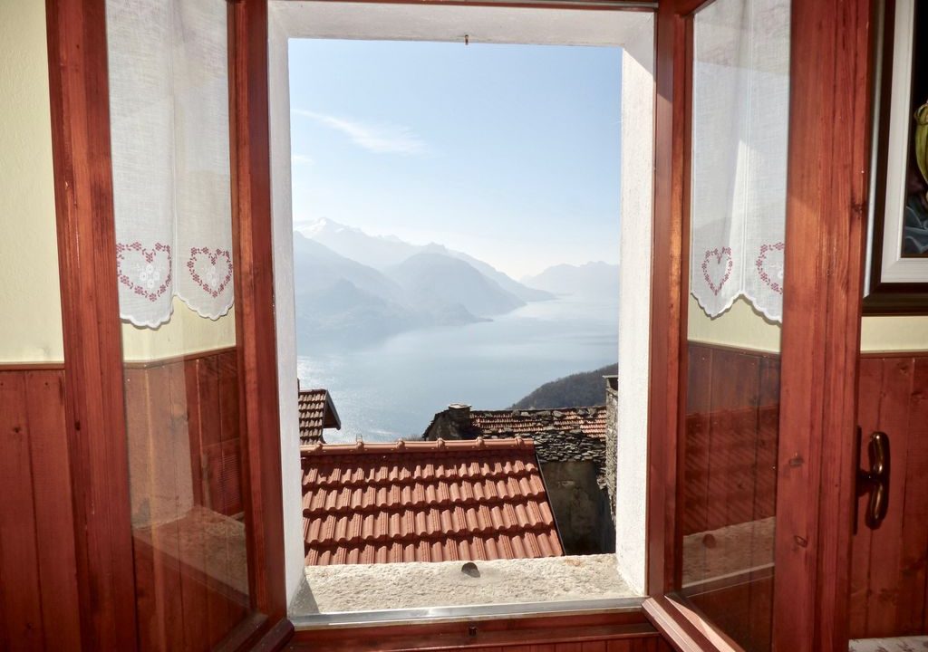 Comer See San Siro Häuser mit Terrasse und Seeblick
