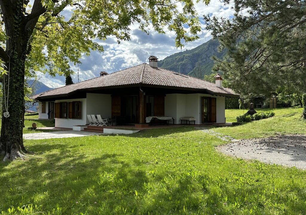 Comer See Lenno Freistehende Villa mit Garten und Seeblick