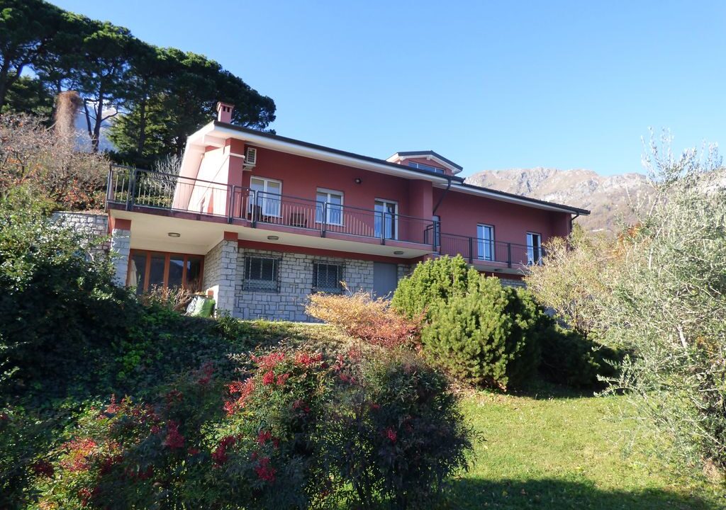 Villen am Comer See mit Schwimmbad Pianello del Lario