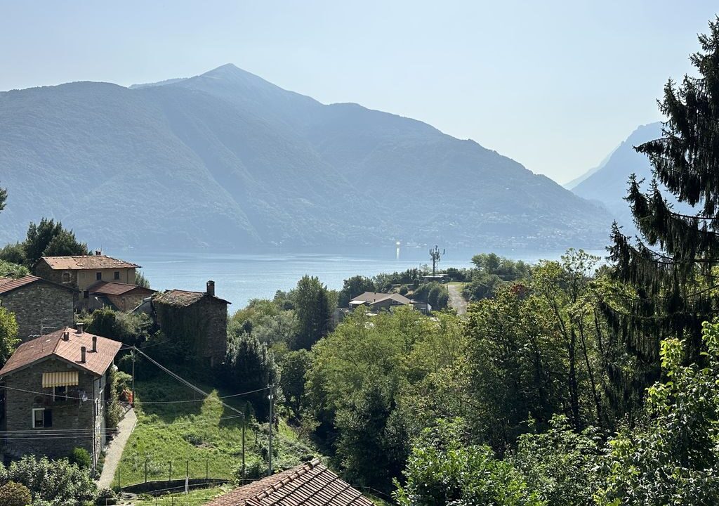 San Siro Steinhaus mit Terrasse und Blick auf den Comer See