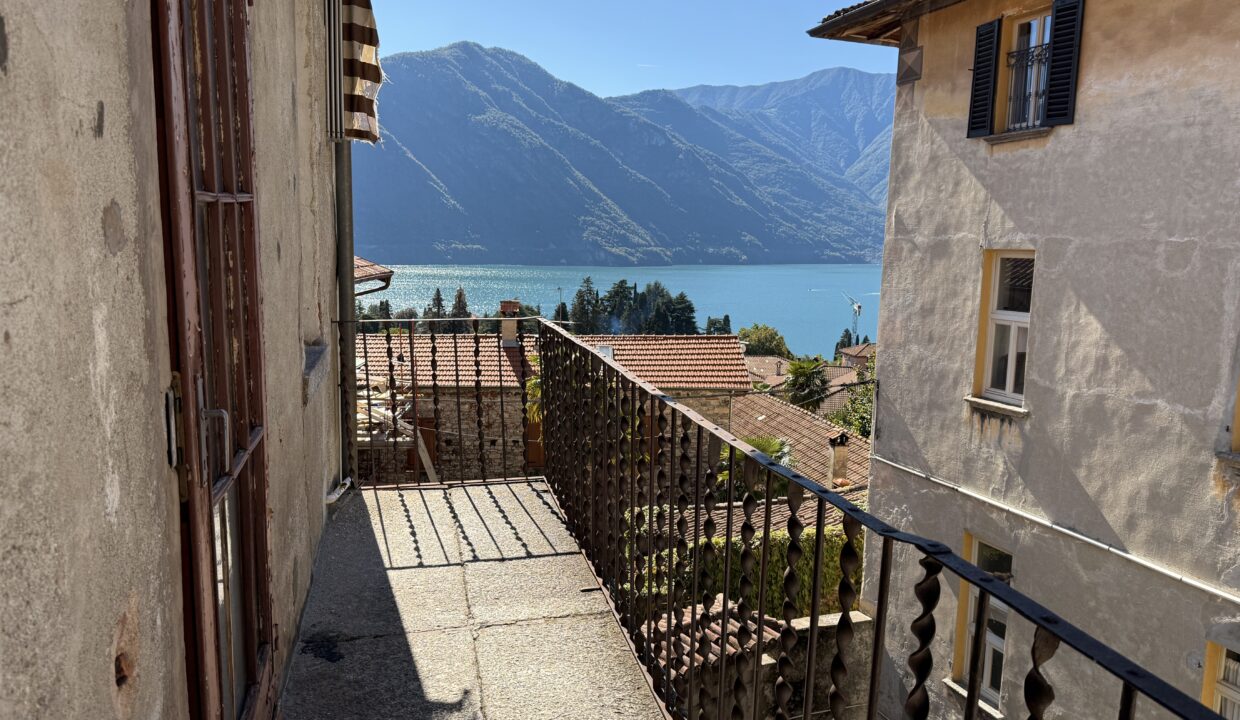 Tremezzo Porzione di Casa da Ristrutturare con Vista Lago balcone