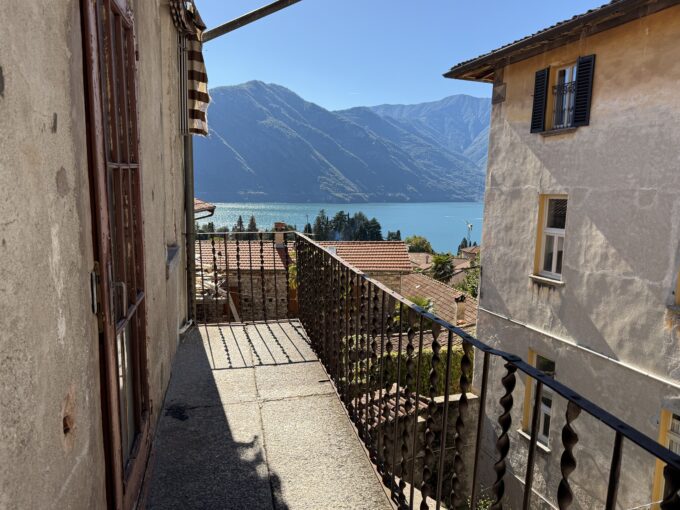 Tremezzo Porzione di Casa da Ristrutturare con Vista Lago balcone