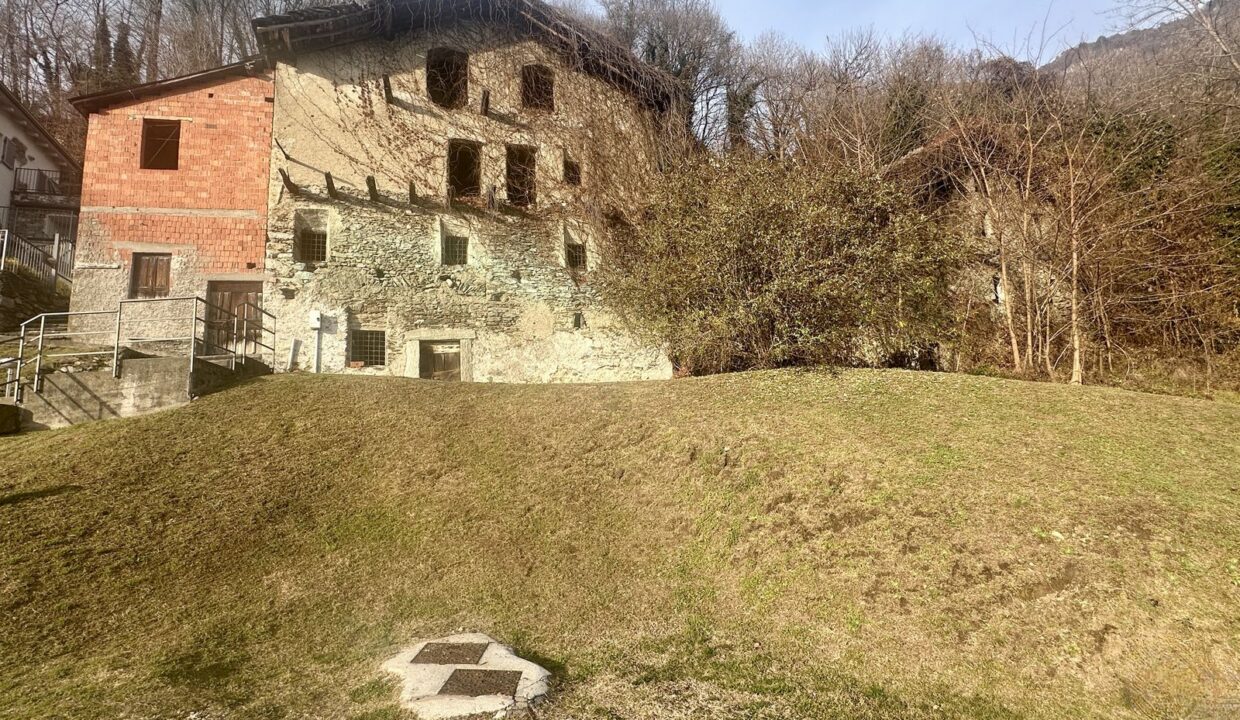 Comer See Steinhaus Gravedona ed Uniti