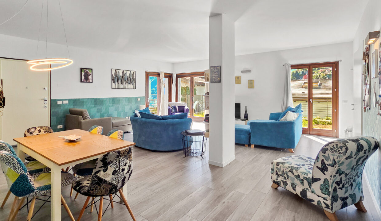 Argegno Villa con Scorcio Lago 10