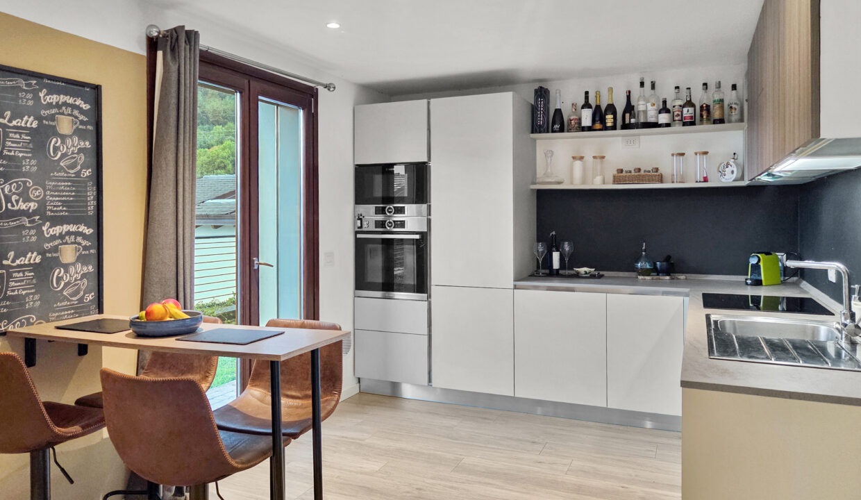 Argegno Villa con Scorcio Lago 13