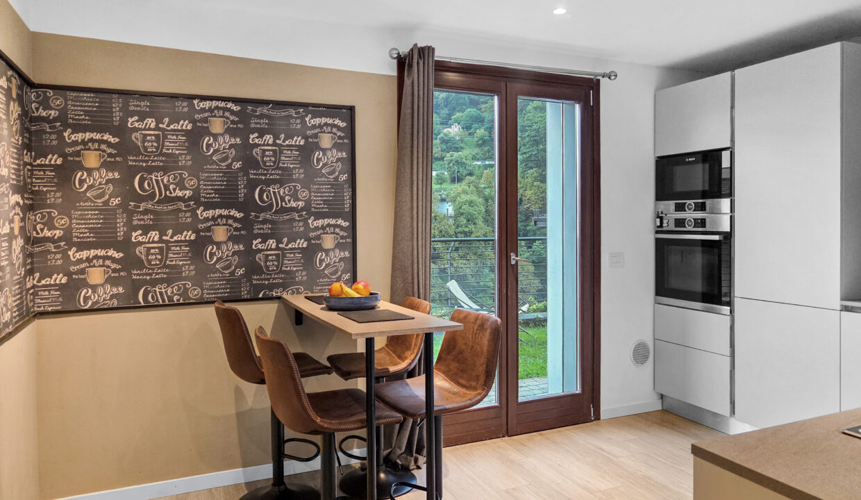 Argegno Villa con Scorcio Lago 14