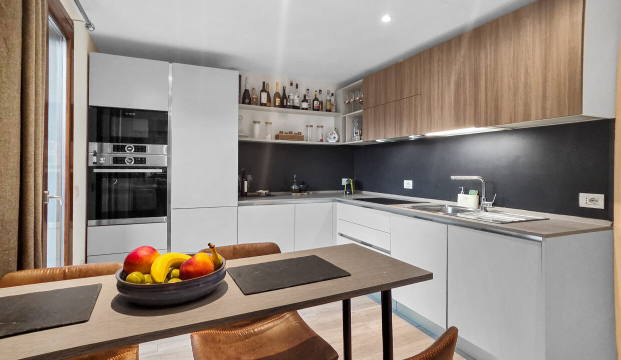 Argegno Villa con Scorcio Lago 15