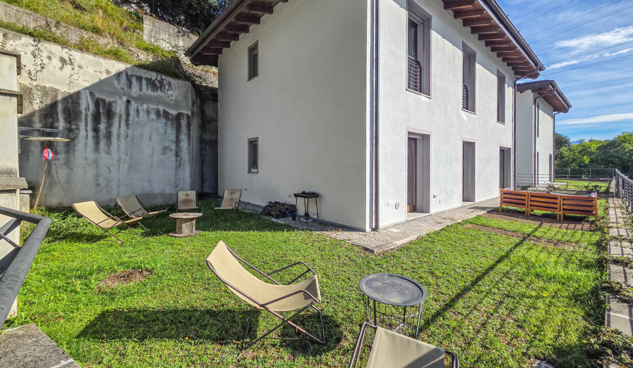 Argegno Villa con Scorcio Lago 18