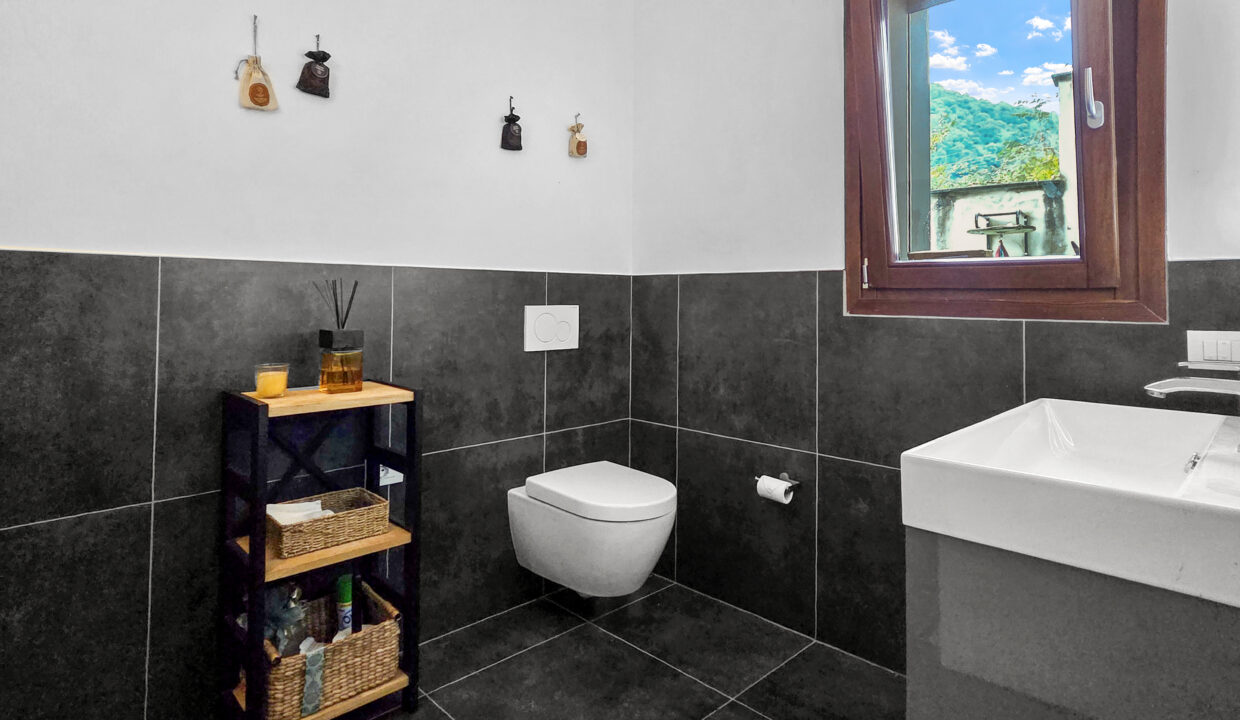 Argegno Villa con Scorcio Lago 19