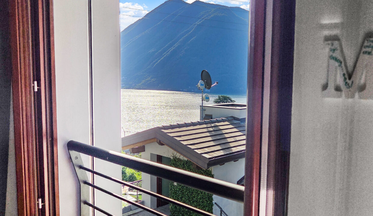 Argegno Villa con Scorcio Lago 22