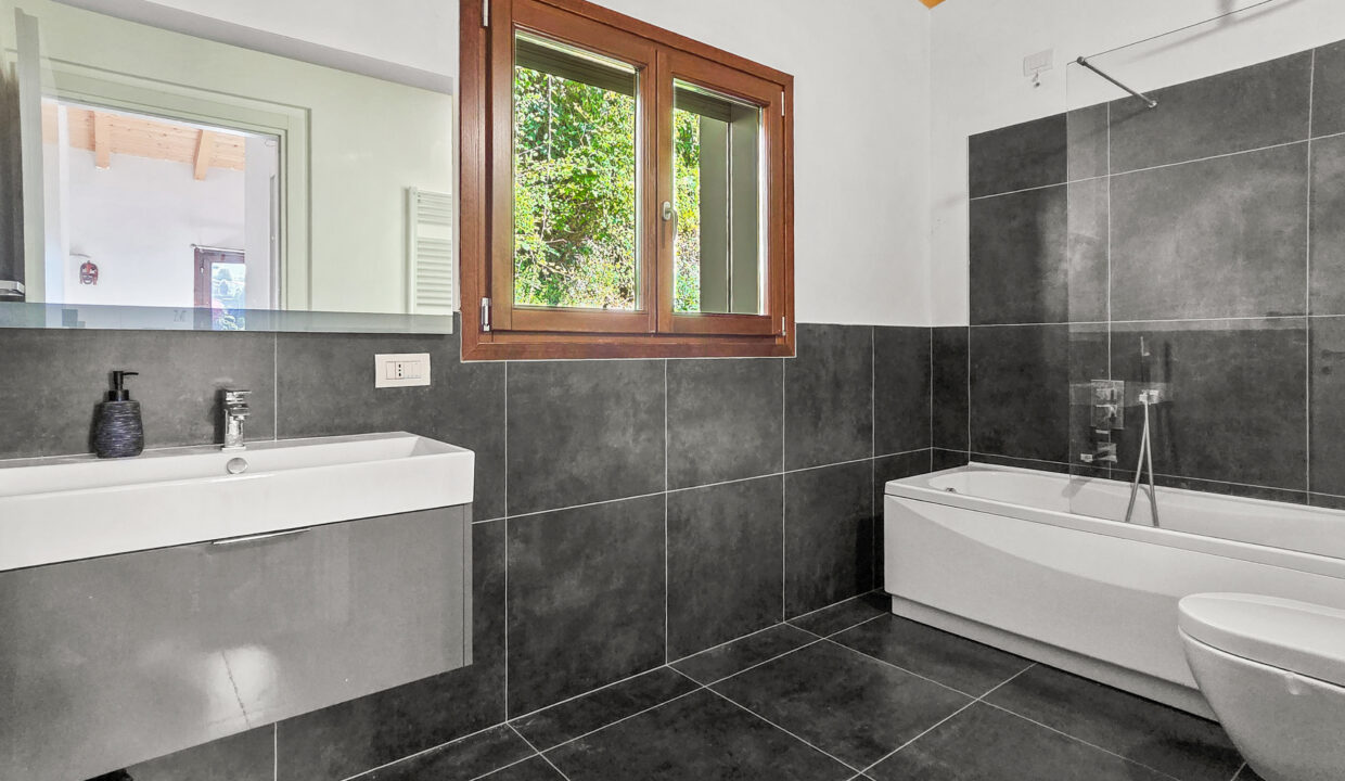 Argegno Villa con Scorcio Lago 24