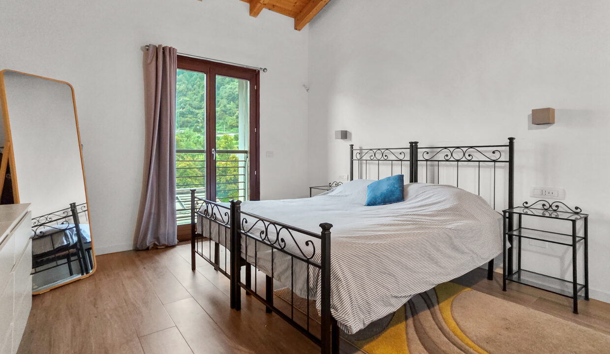 Argegno Villa con Scorcio Lago 25