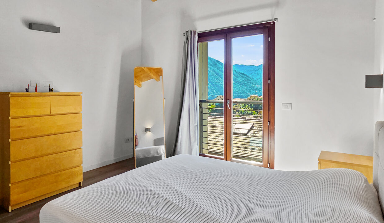 Argegno Villa con Scorcio Lago 26