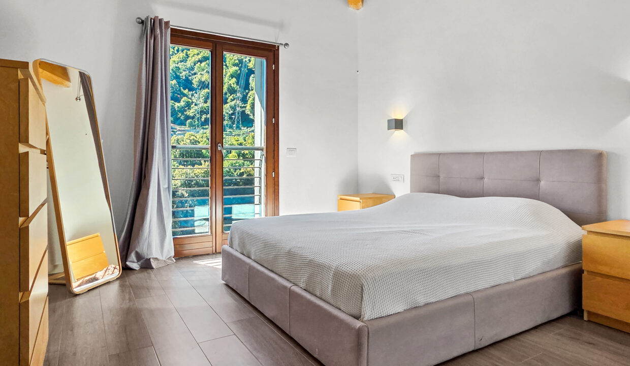 Argegno Villa con Scorcio Lago 28