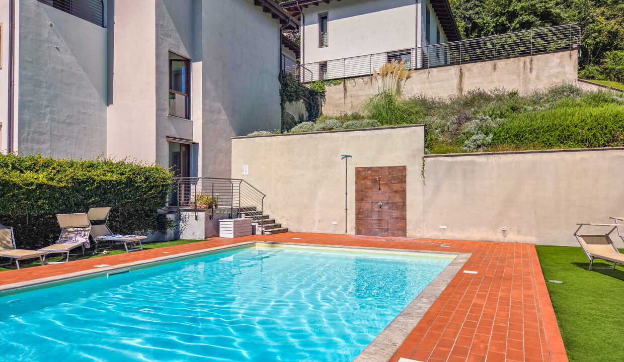 Argegno Villa con Scorcio Lago 35