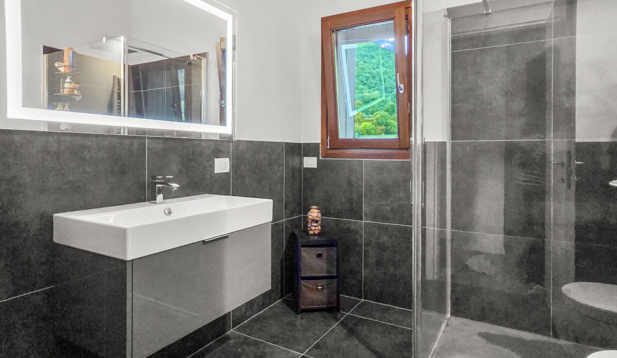 Argegno Villa con Scorcio Lago 38