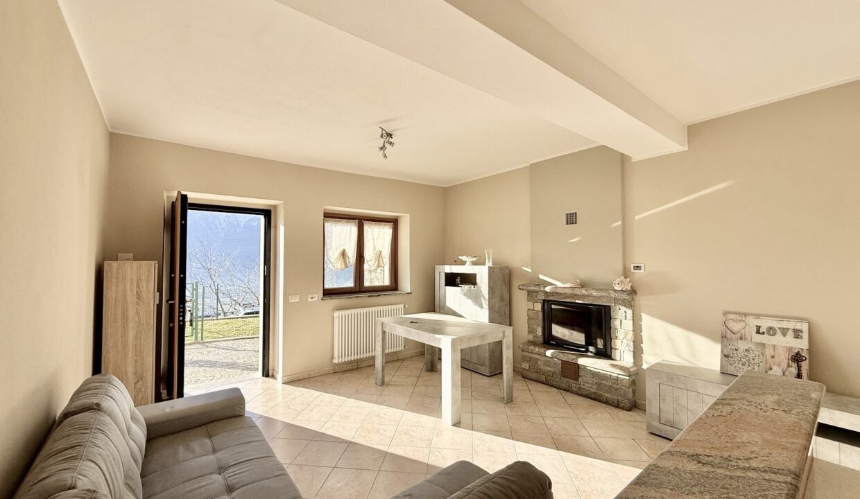 Haus mit Seeblick und Garten in Gera Lario Hügellage