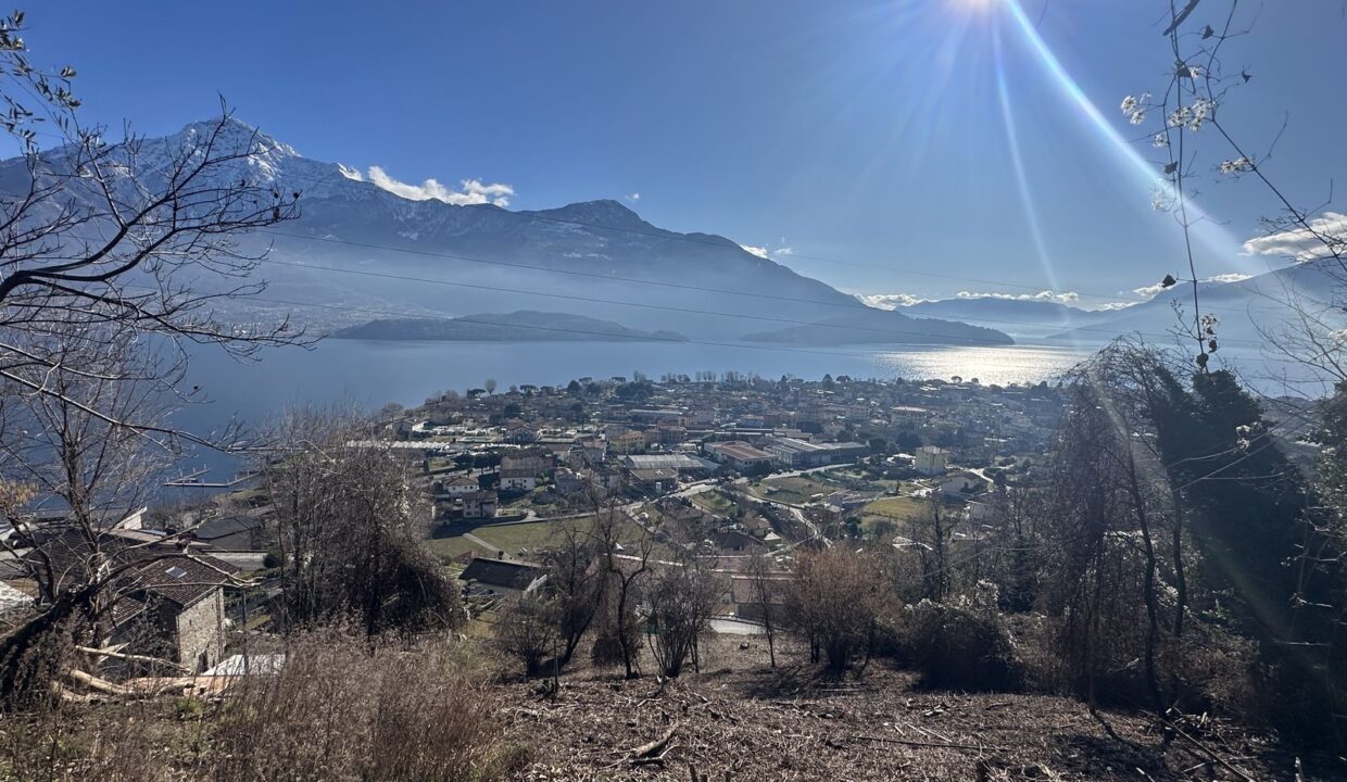 Baugrundstück in Vercana mit Seeblick