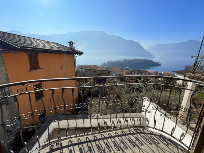 Casa Ossuccio con giardino e vista lago balcone