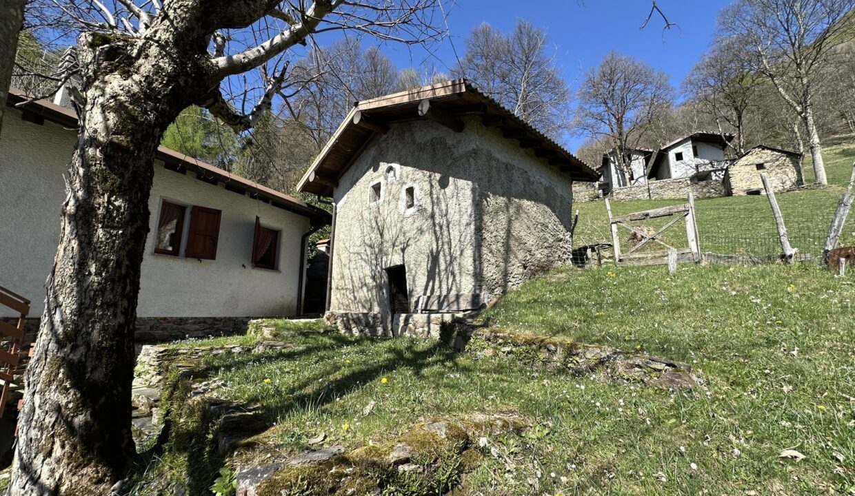 Comer See Gravedona ed Uniti Villa mit Grundstück