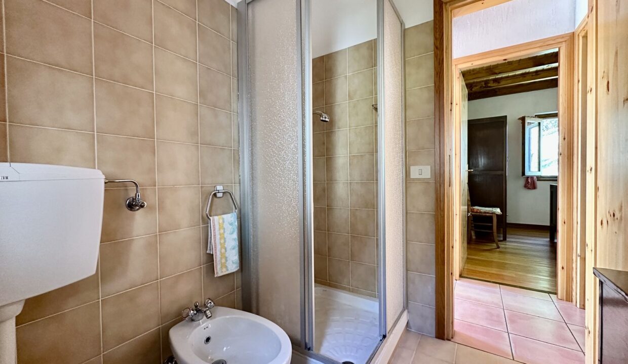 Comer See Gravedona ed Uniti Villa mit Grundstück