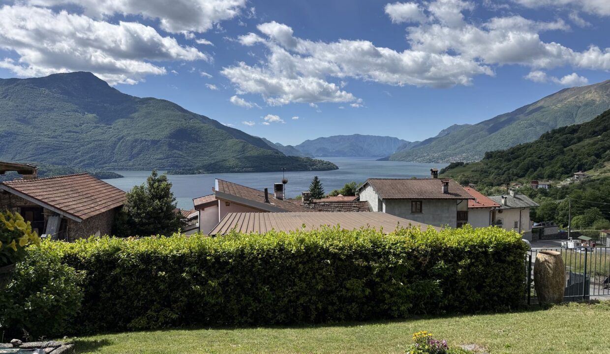 Restauriertes Natursteinhaus mit Seeblick in Vercana