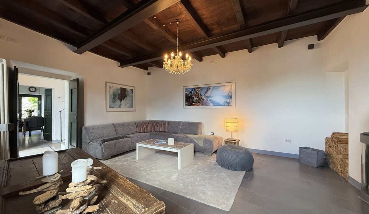 Restauriertes Natursteinhaus mit Seeblick in Vercana
