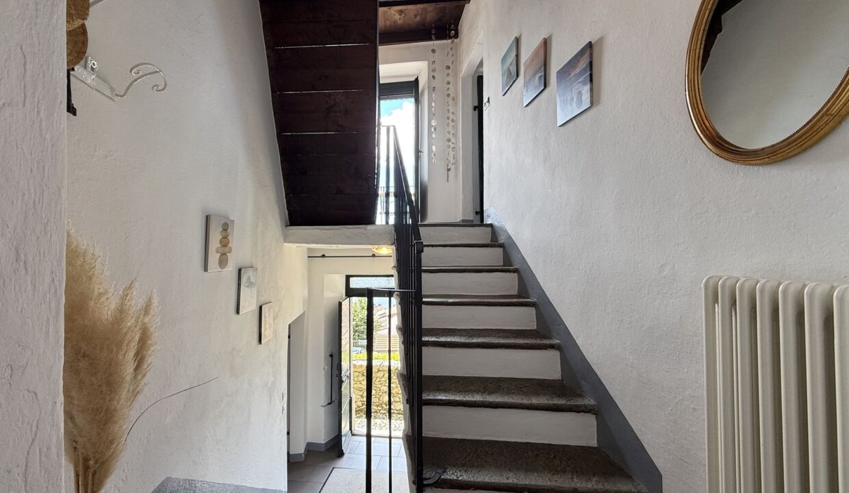 Restauriertes Natursteinhaus mit Seeblick in Vercana