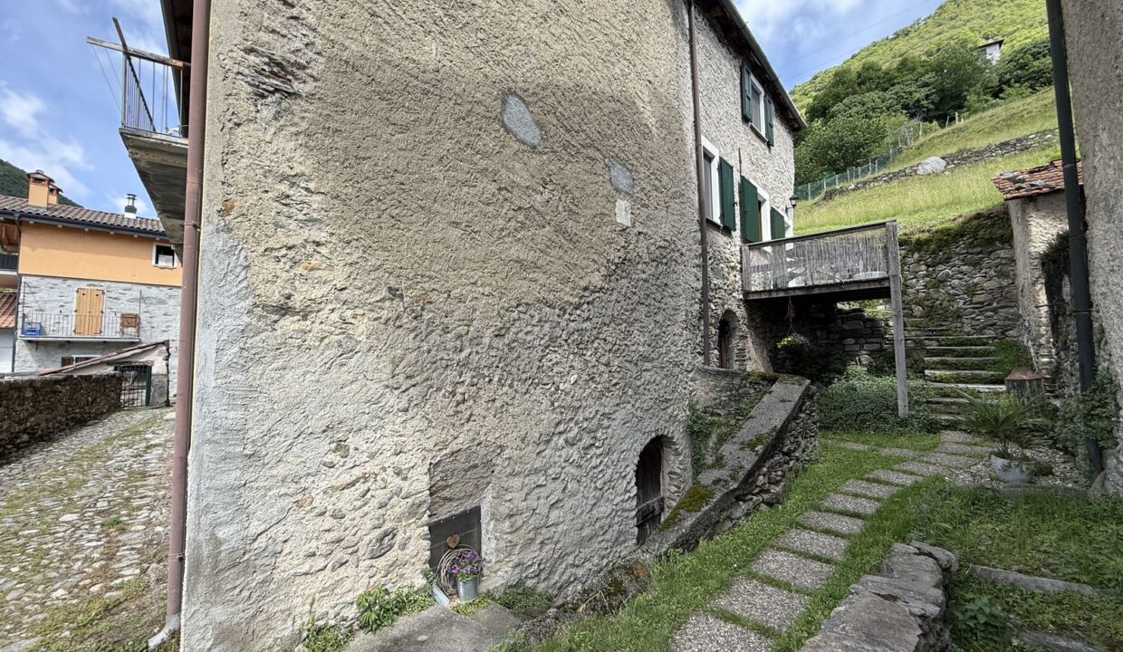 Restauriertes Natursteinhaus mit Seeblick in Vercana