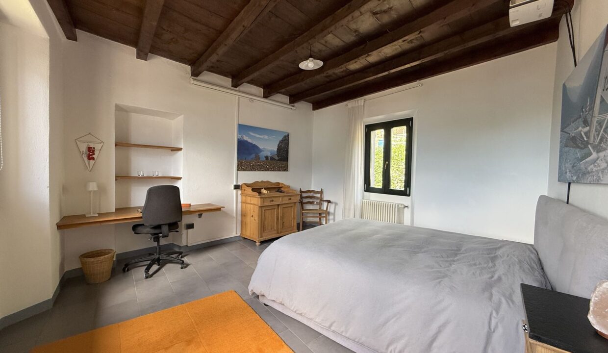 Restauriertes Natursteinhaus mit Seeblick in Vercana