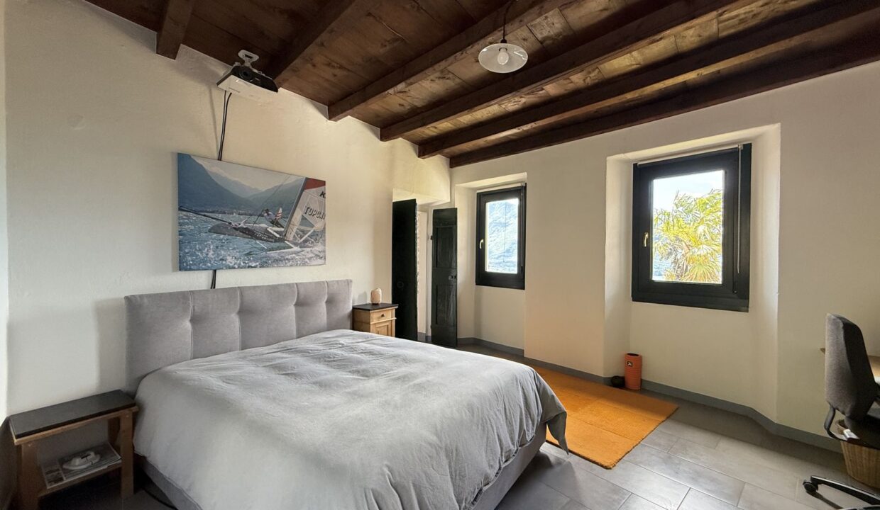 Restauriertes Natursteinhaus mit Seeblick in Vercana