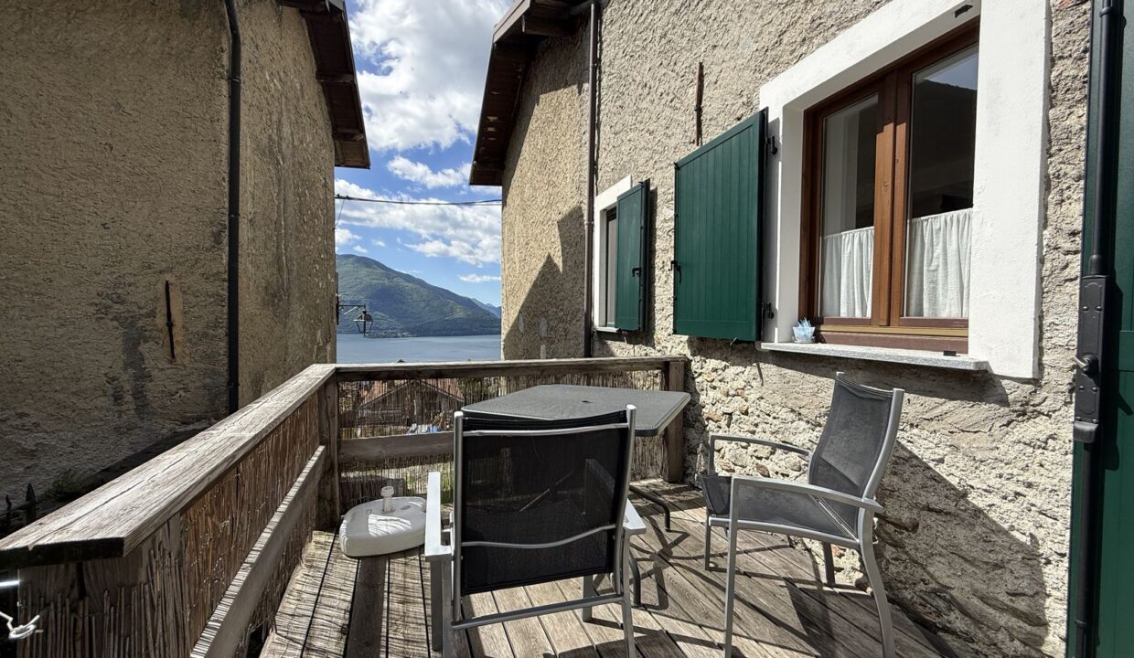 Restauriertes Natursteinhaus mit Seeblick in Vercana