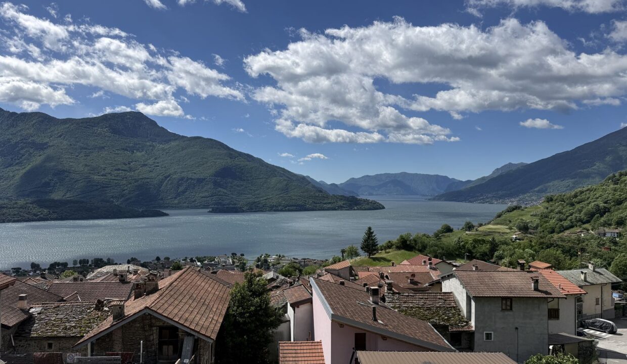 Restauriertes Natursteinhaus mit Seeblick in Vercana