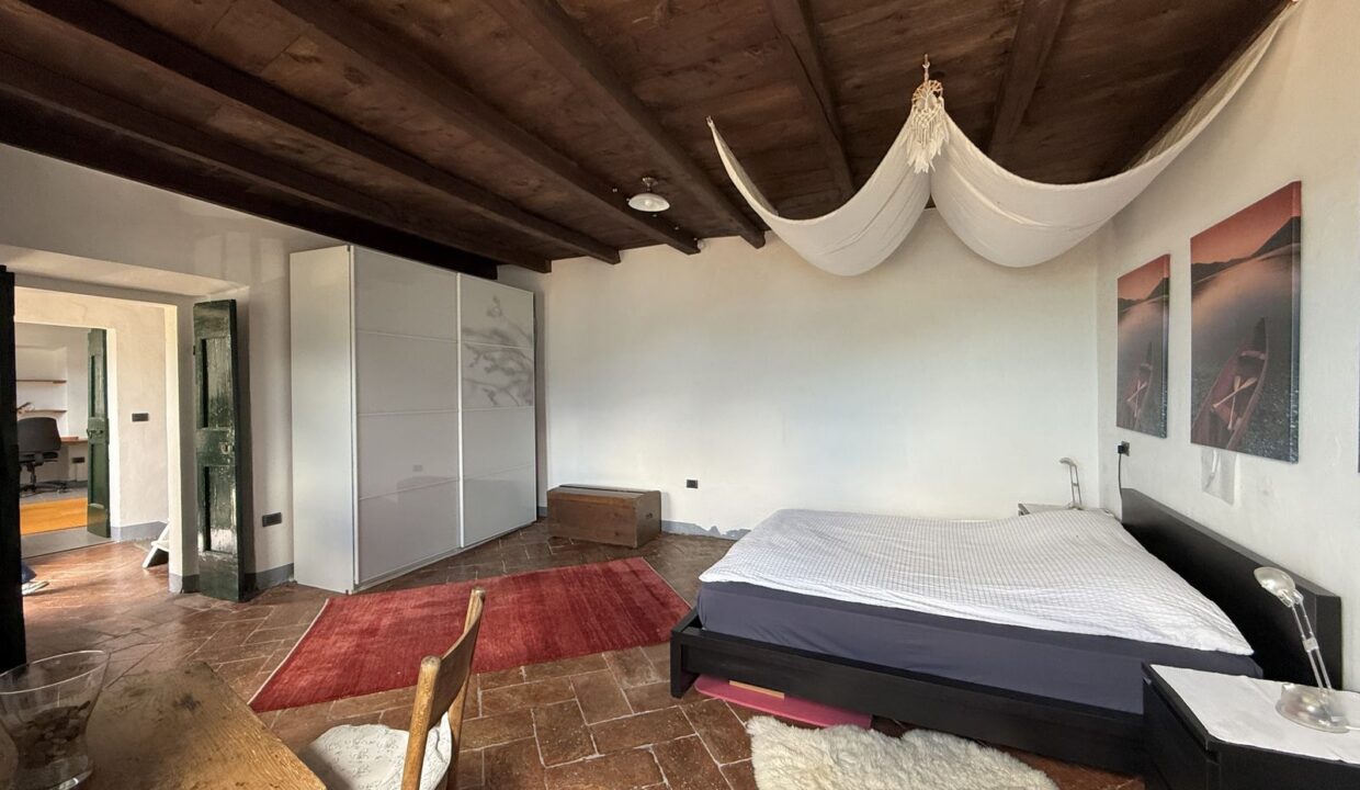 Restauriertes Natursteinhaus mit Seeblick in Vercana