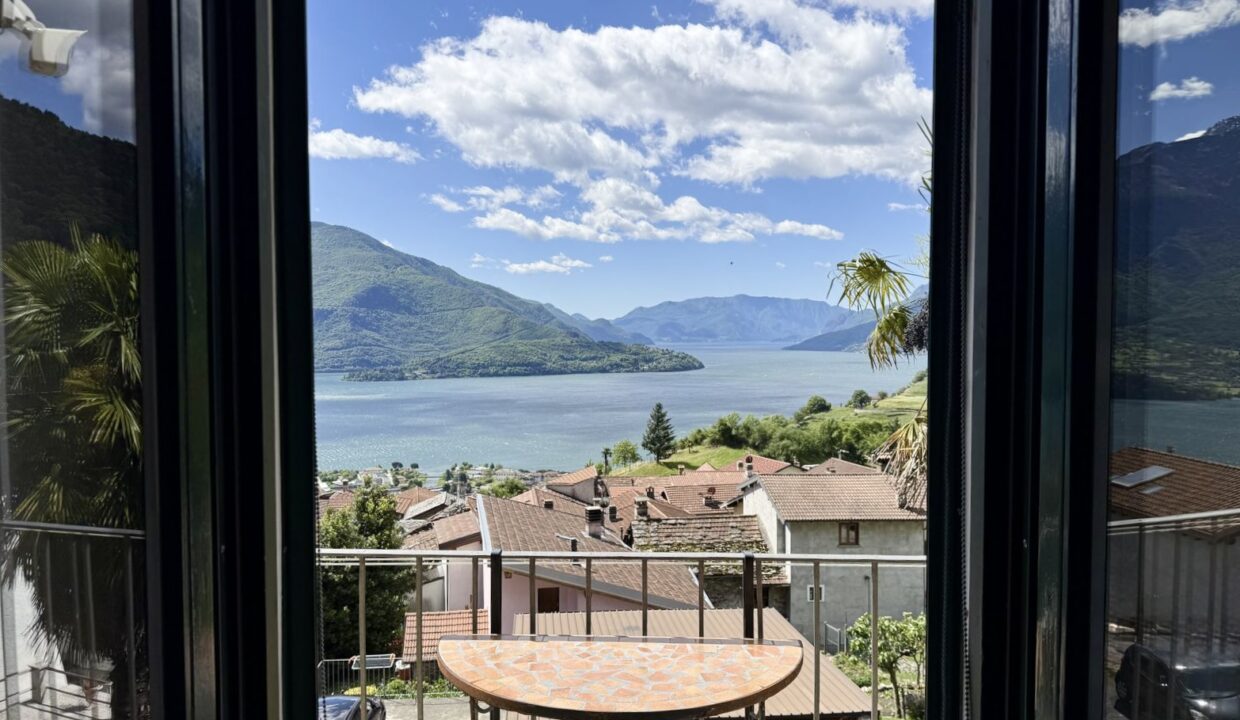 Restauriertes Natursteinhaus mit Seeblick in Vercana