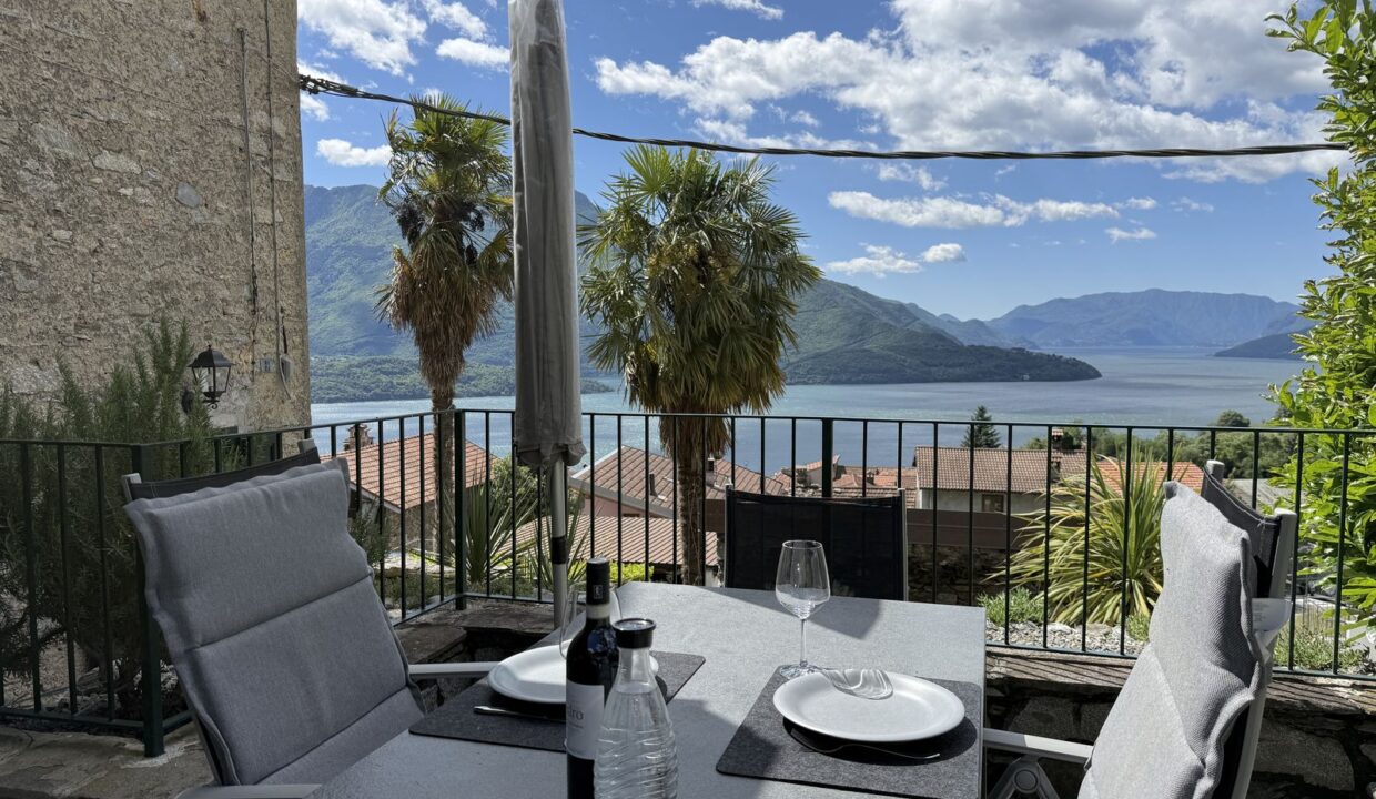 Restauriertes Natursteinhaus mit Seeblick in Vercana