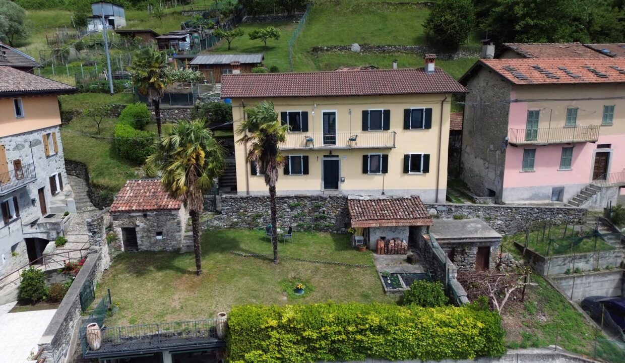 Restauriertes Natursteinhaus mit Seeblick in Vercana