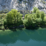 Exklusives Baugrundstück direkt am Comer See in Mandello del Lario mit 4.360 m² Fläche und 90 Metern Seeufer. Ideal für Hotel, Resort oder touristische Investition.