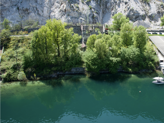 Exklusives Baugrundstück direkt am Comer See in Mandello del Lario mit 4.360 m² Fläche und 90 Metern Seeufer. Ideal für Hotel, Resort oder touristische Investition.