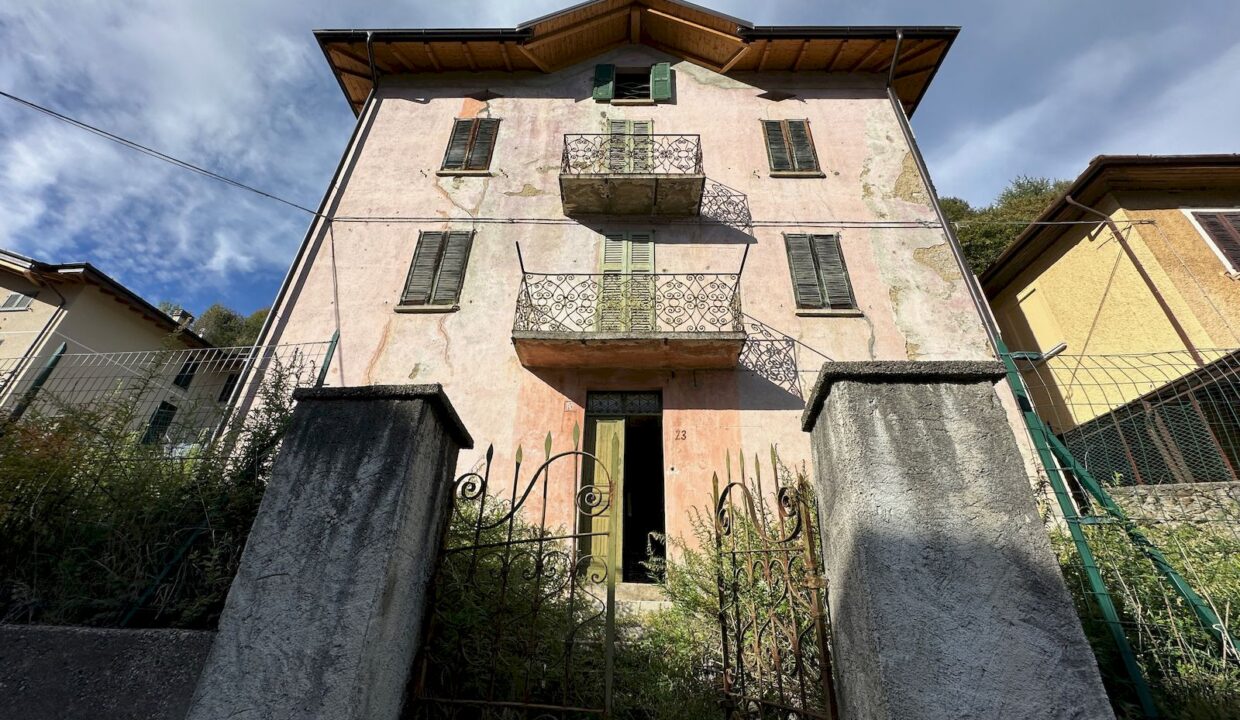 Comer See Dongo Haus in Hügellage mit Grundstück