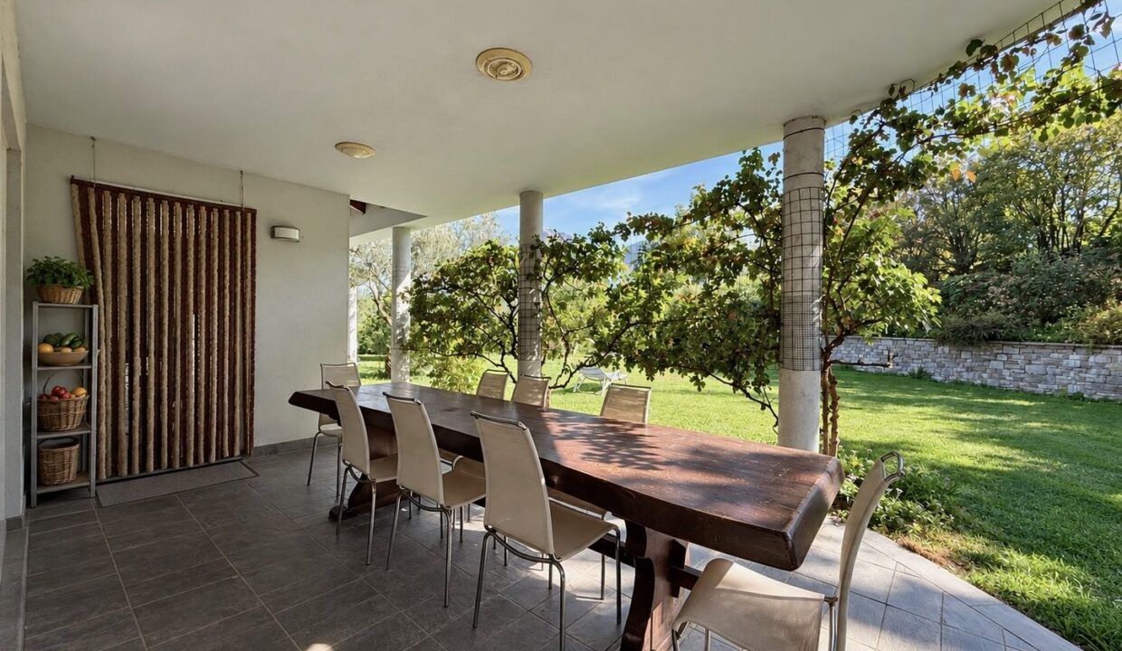 Comer See Dongo Moderne Villa mit Garten