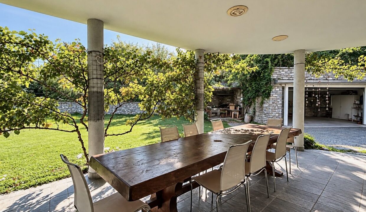 Comer See Dongo Moderne Villa mit Garten