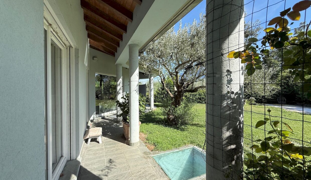 Comer See Dongo Moderne Villa mit Garten