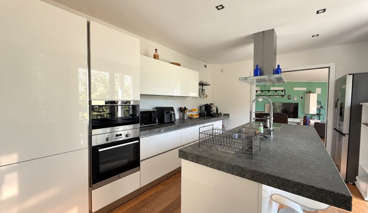 Comer See Dongo Moderne Villa mit Garten