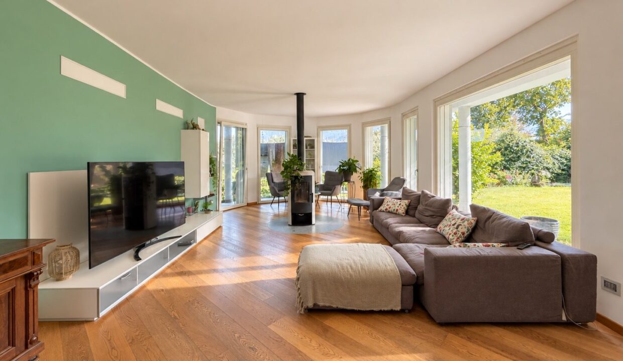 Comer See Dongo Moderne Villa mit Garten