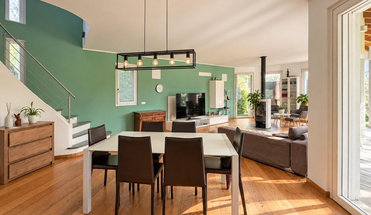 Comer See Dongo Moderne Villa mit Garten