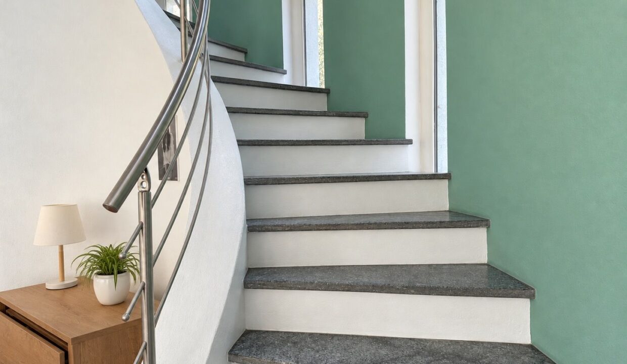 Comer See Dongo Moderne Villa mit Garten