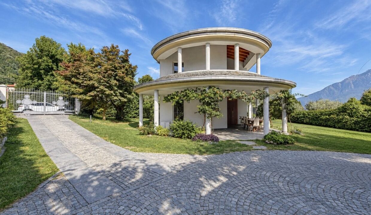 Comer See Dongo Moderne Villa mit Garten