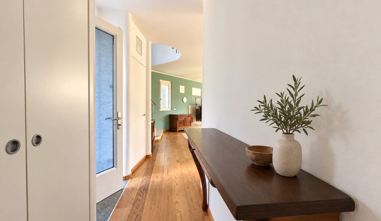 Comer See Dongo Moderne Villa mit Garten