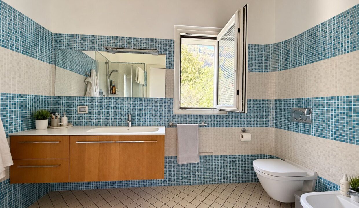 Comer See Dongo Moderne Villa mit Garten